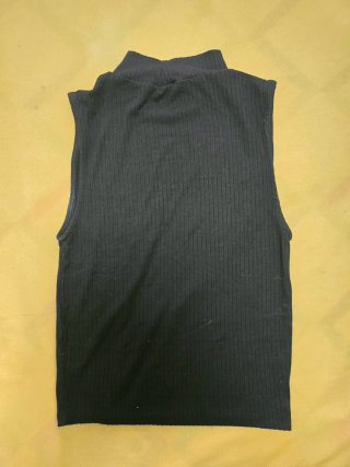 Top negro canalé cuello perkins Stradivarius S