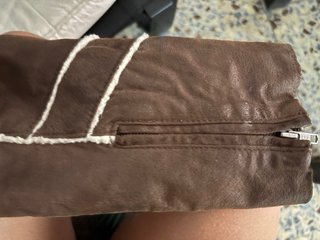 Chaqueta de cuero marrón con forro sherpa