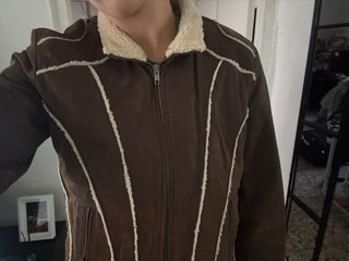 Chaqueta de cuero marrón con forro sherpa