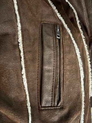 Chaqueta de cuero marrón con forro sherpa