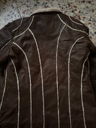 Chaqueta de cuero marrón con forro sherpa