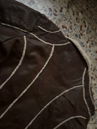 Chaqueta de cuero marrón con forro sherpa