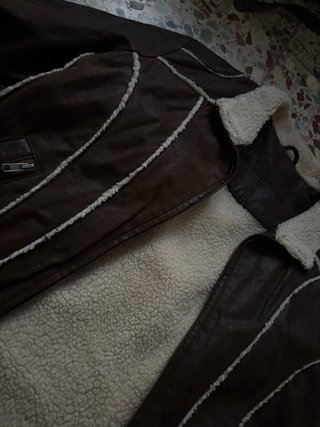 Chaqueta de cuero marrón con forro sherpa
