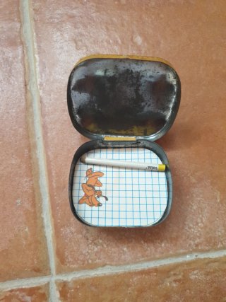 4 latas antiguas coleccionables