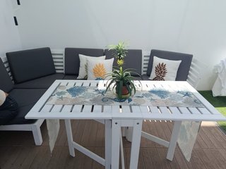 Mesa y sillones de jardín blancos