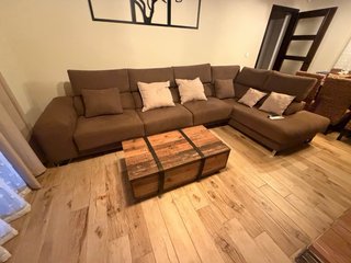 Mesa de centro de madera con cajón