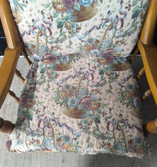 Sillón de madera con estampado floral