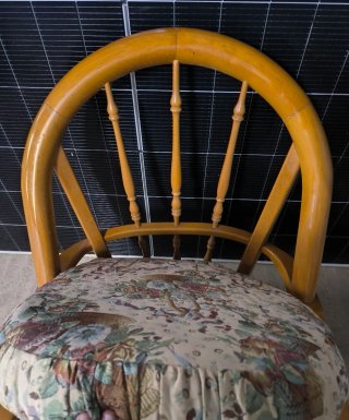 Sillón de madera con estampado floral