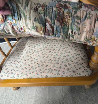 Sillón de madera con estampado floral
