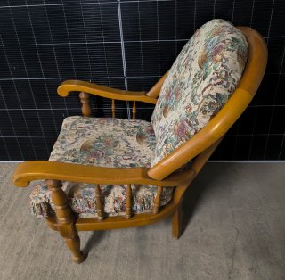 Sillón de madera con estampado floral