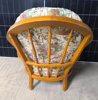 Sillón de madera con estampado floral