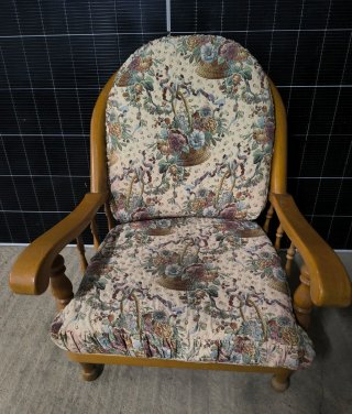 Sillón de madera con estampado floral