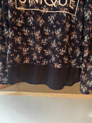 Camiseta Bershka floral azul marino talla L