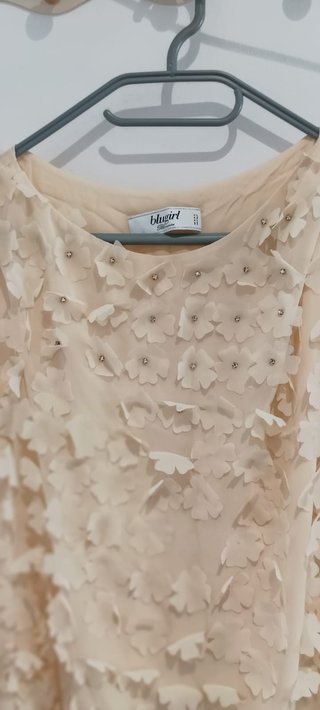 Vestido beige flores relieve y abalorios