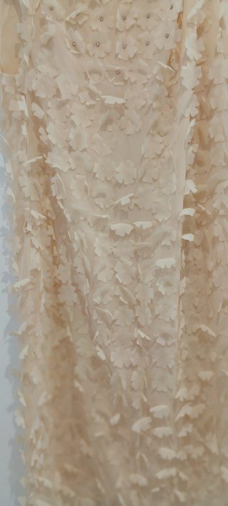 Vestido beige flores relieve y abalorios