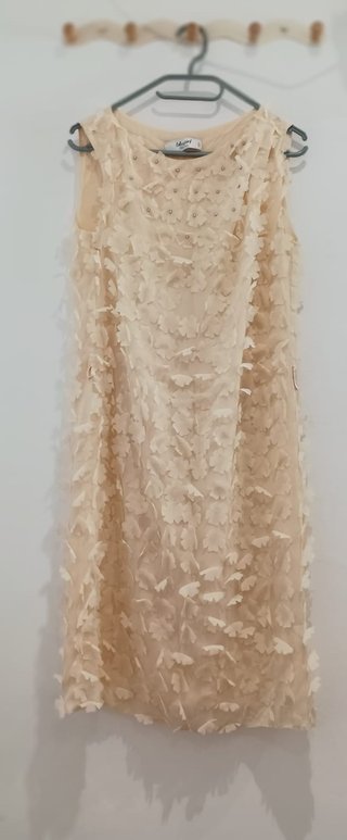 Vestido beige flores relieve y abalorios