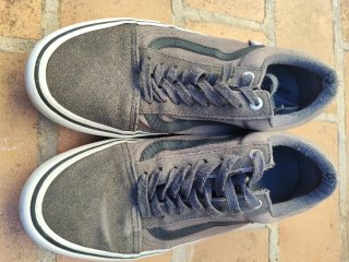 Zapatillas Vans grises y negras