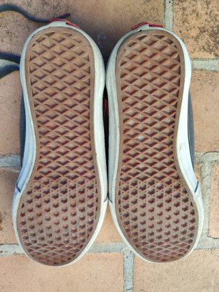Zapatillas Vans grises y negras