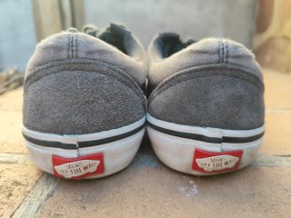 Zapatillas Vans grises y negras