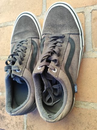 Zapatillas Vans grises y negras