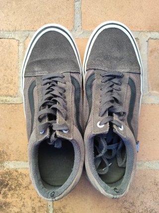 Zapatillas Vans grises y negras