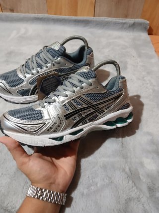 ASICS GEL-KAYANO 14 SILVESTRE Y VERDE