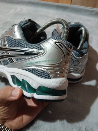 ASICS GEL-KAYANO 14 SILVESTRE Y VERDE