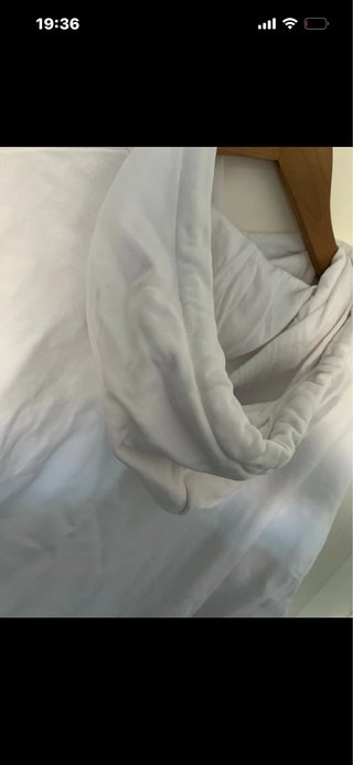 Sudadera Hugo con capucha blanca