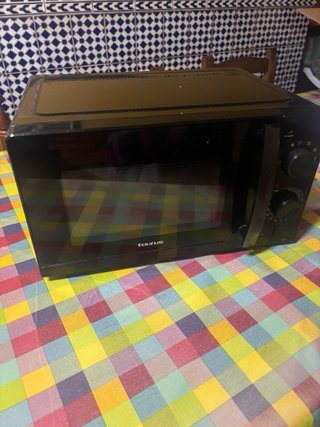 Microondas Taurus Ready Black 700W 20L