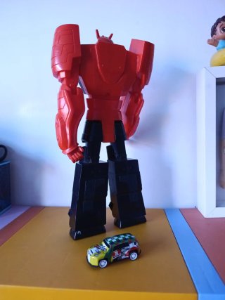 Juguete Robot Naranja y Negro