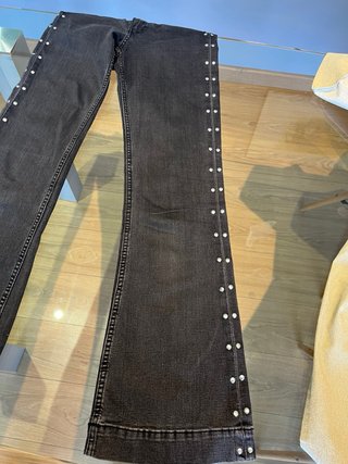 Pantalones campana negros con tachuelas