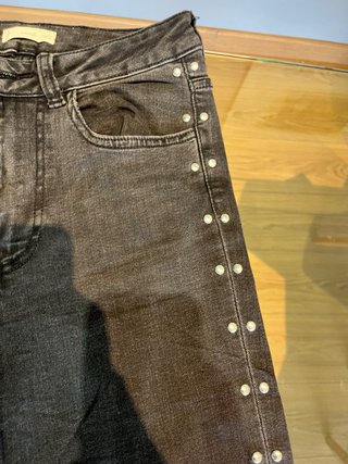Pantalones campana negros con tachuelas