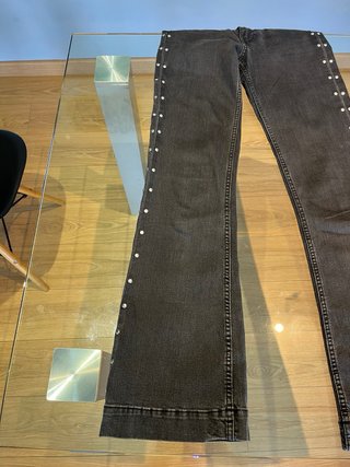 Pantalones campana negros con tachuelas