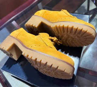 Zapatos de ante mostaza con flecos