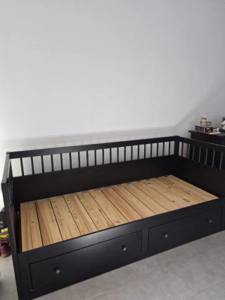 Cama individual negra con cajones