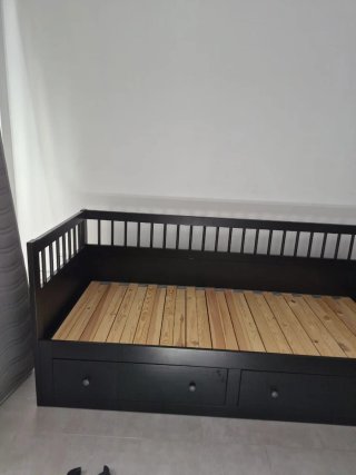 Cama individual negra con cajones