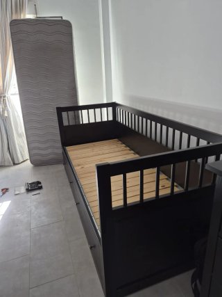 Cama individual negra con cajones