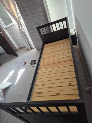 Cama individual negra con cajones
