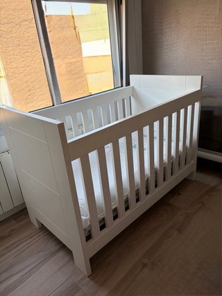 Cuna de madera blanca de SIMÓN Y CASILDA