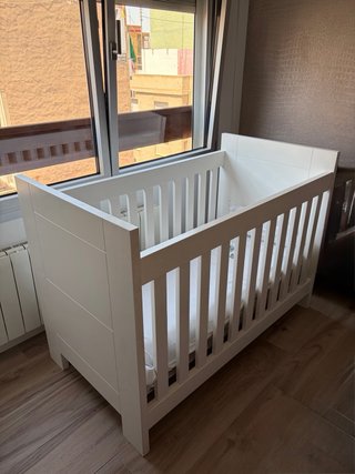 Cuna de madera blanca de SIMÓN Y CASILDA