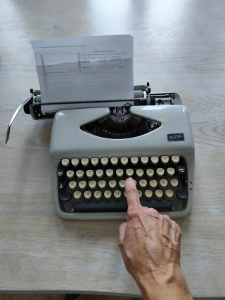 Máquina de escribir Grundig modelo Tippa antigua