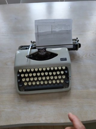 Máquina de escribir Grundig modelo Tippa antigua