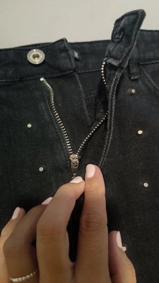 Falda mini vaquera negra con tachuelas