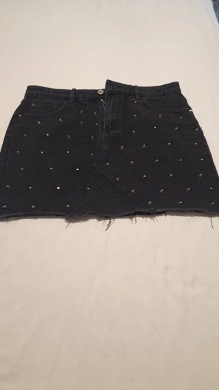 Falda mini vaquera negra con tachuelas