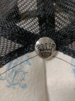 Gorra con diseño de mariposa y pedrería