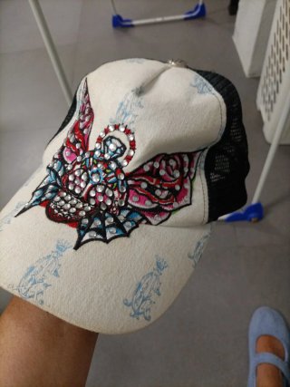 Gorra con diseño de mariposa y pedrería