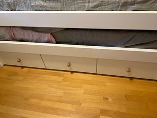 Habitación juvenil: cama, escritorio y estantería