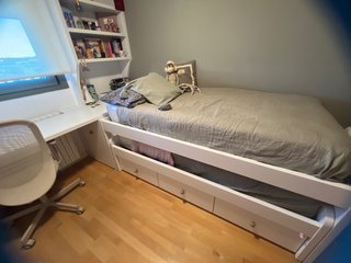 Habitación juvenil: cama, escritorio y estantería