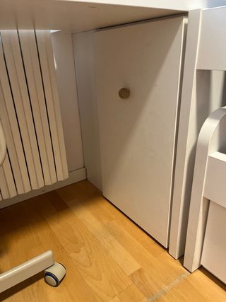Habitación juvenil: cama, escritorio y estantería