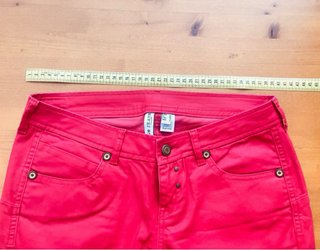Pantalón pitillo rojo encerado